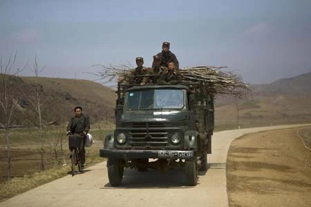 Binh sỹ Triều Tiên được lệnh bỏ súng về đi cấy ảnh 2 Binh sỹ Triều Tiên được lệnh bỏ súng về đi cấy ảnh 2