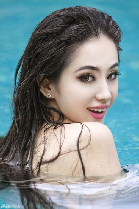 Lam Yến nóng bỏng trong làn nước xanh ảnh 2