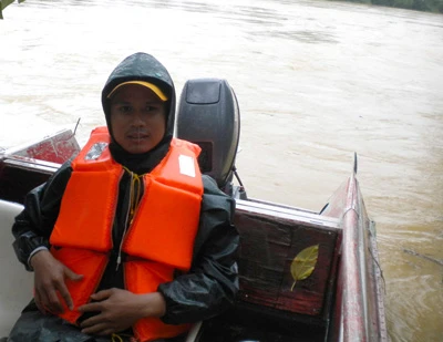 Tường thuật trực tiếp: Trục vớt chiếc xe khách bị lũ cuốn trôi - Phần 1 ảnh 11