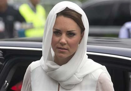 Ảnh công nương Anh ngực trần tiếp tục lên báo ảnh 1