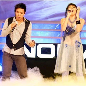 Tăng Nhật Tuệ và Tóc Tiên hát "Không có bản tình ca cuối" tại Bài hát Việt. Ảnh do nhân vật cung cấp.