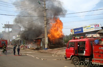 Cháy lớn thiêu rụi 2 căn nhà ở Buôn Ma Thuột ảnh 2 Cháy lớn thiêu rụi 2 căn nhà ở Buôn Ma Thuột ảnh 2