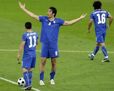 Bộ ba tấn công Di Natale - Toni (giữa) - Camonaresi của Italy có một ngày thi đấu tồi tệ trước Hà Lan. Ảnh: Reuters.