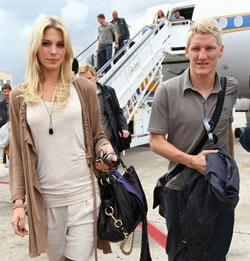 Sarah Brandner - bạn gái cầu thủ Schweinsteiger luôn bên cạnh vị hôn phu của mình.