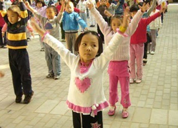 Yang Peiyi tập thể dục cùng các bạn trong lớp. Ảnh: Net.