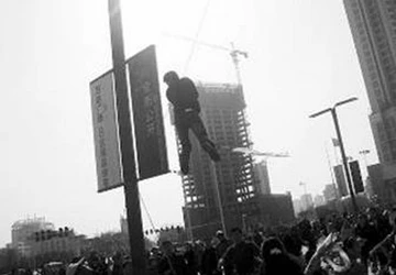 Nam thanh niên bị diều "kéo" lên trời ảnh 1