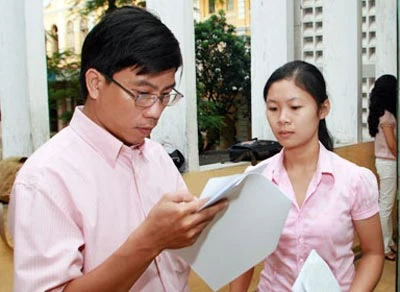 Thí sinh chờ gọi vào phòng thi tại TP HCM. Ảnh: Hồng Phúc.