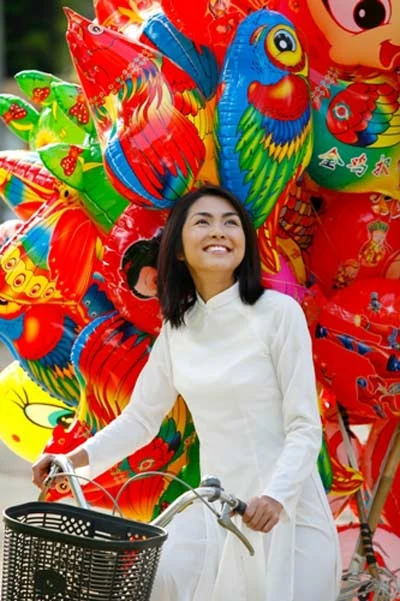 Trong phim, hầu hết trang phục của Tăng Thanh Hà là áo dài trắng.