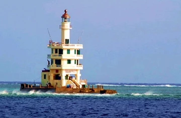 Ánh hải đăng trên đảo Tiên Nữ ảnh 1