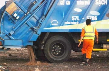 Dòng nước thải đục ngầu xối xả chảy và anh lơ xe nhanh chóng tránh xa cái van nước thúi rình.