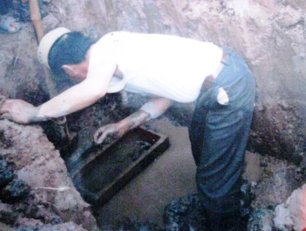 Ông lão gần 50 năm bốc mộ, bó xác hơn 7.000 bộ hài cốt ảnh 2