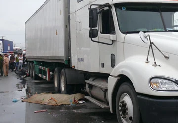 Những điều ít biết về TNGT - Bài 1: Tránh xa điểm mù của xe tải ảnh 1