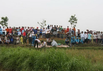 Phát hiện một công nhân bị sát hại dã man tại cánh đồng ảnh 1