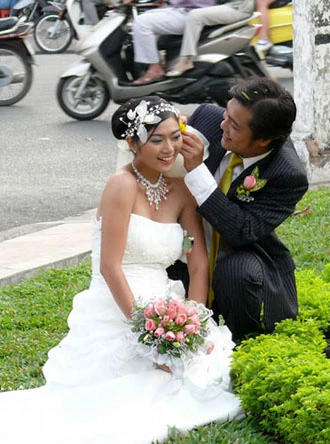 Lý Hùng và bạn diễn trong phim Mưa thuỷ tinh.