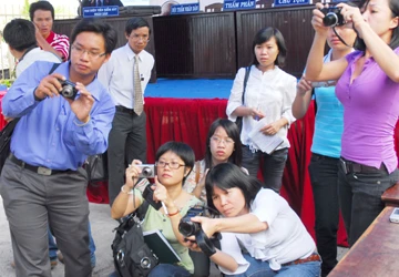 Không nên hở chút là động tay động chân ảnh 1