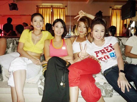 Hà Kiều Anh (thứ 2, trái sang) cùng các diễn viên trong phim Hạnh phúc có thật