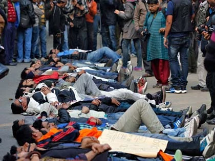 Thêm phụ nữ Ấn nguy kịch vì nhảy xe lửa trốn cưỡng hiếp ảnh 1