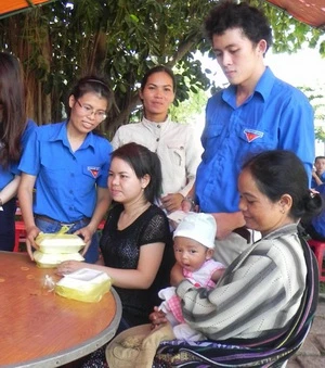 Bình Định: Thí sinh bồng con 4 tháng tuổi đi thi đại học ảnh 1