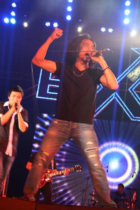 Ban nhạc The Click Five "hâm nóng" sân vận động Quân khu 7 ảnh 4 Ban nhạc The Click Five "hâm nóng" sân vận động Quân khu 7 ảnh 4