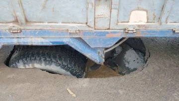 Xe lún vì sụp đường gây ùn tắc giao thông ảnh 2 Xe lún vì sụp đường gây ùn tắc giao thông ảnh 2