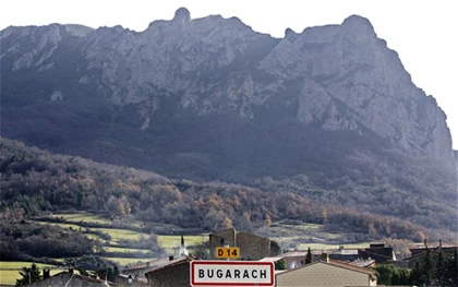 Pháp ngăn người đổ về làng "cứu rỗi tận thế" ảnh 1