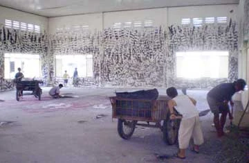 Các công nhân đang dọn dẹp hiện trường nơi quay phim - Công ty Mỹ Kim. Ảnh: TL