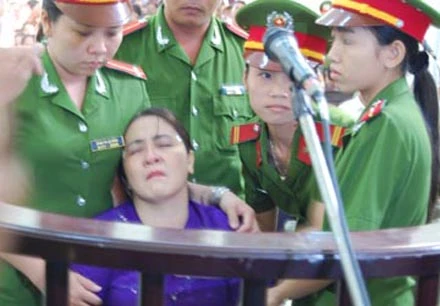 Trực tiếp phiên xử vụ án nhà báo Hoàng Hùng- phần 1: Bà Liễu bị chồng đánh trước khi đốt chồng? ảnh 5 Trực tiếp phiên xử vụ án nhà báo Hoàng Hùng- phần 1: Bà Liễu bị chồng đánh trước khi đốt chồng? ảnh 5