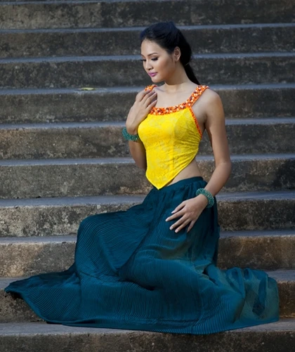 Hương Giang nền nã với áo yếm ảnh 3