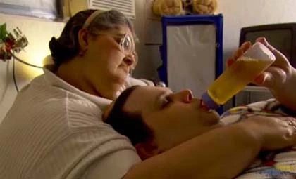 Chàng trai 31 tuổi vẫn đóng bỉm, bú bình, ngậm ti ảnh 1