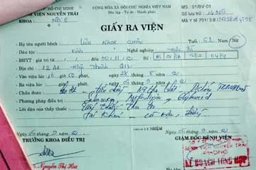 Giấy ra viện của bà Châu vào tháng 9-2002 với ghi nhận di chứng tai biến mạch máu não.