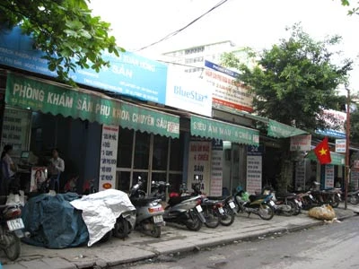 "Dốc sản phụ" - nơi có nhiều phòng khám sản khoa có dịch vụ vá màng trinh. "Dốc sản phụ" - nơi có nhiều phòng khám sản khoa có dịch vụ vá màng trinh.