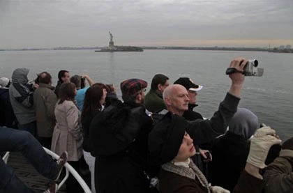 Hậu duệ Titanic cập cảng New York an toàn ảnh 3