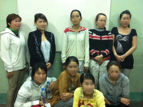 Triệt phá sòng bạc “quý bà” trong vườn chuối ảnh 1