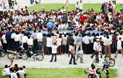 Vật tự do - trò chơi truyền thống hàng năm của người Nam Đàn trước và sau dịp lễ hội. (Ảnh Bùi Dũng) Năm nay, Nghệ An có nhiều sự kiện lớn như Lễ hội làng sen kỷ niệm 119 năm ngày sinh Chủ tịch Hồ Chí Minh; Kỷ niệm 40năm Bác Hồ gửi thư cho đảng bộ và nhân dân tỉnh nhà trước khi đi xa (21/7/1969 - 21/7/2009); Kỷ niệm 110 năm ngày sinh đồng chí Lê Hồng Sơn (29/6/1899 - 29/6/2009). Việc tổ chức lễ hội đền Vua Mai năm nay là điểm nhấn quan trọng để mở đầu cho mùa hoạt động lễ hội tại Nam Đàn năm 2009. Vật tự do - trò chơi truyền thống hàng năm của người Nam Đàn trước và sau dịp lễ hội. (Ảnh Bùi Dũng) Năm nay, Nghệ An có nhiều sự kiện lớn như Lễ hội làng sen kỷ niệm 119 năm ngày sinh Chủ tịch Hồ Chí Minh; Kỷ niệm 40năm Bác Hồ gửi thư cho đảng bộ và nhân dân tỉnh nhà trước khi đi xa (21/7/1969 - 21/7/2009); Kỷ niệm 110 năm ngày sinh đồng chí Lê Hồng Sơn (29/6/1899 - 29/6/2009). Việc tổ chức lễ hội đền Vua Mai năm nay là điểm nhấn quan trọng để mở đầu cho mùa hoạt động lễ hội tại Nam Đàn năm 2009.