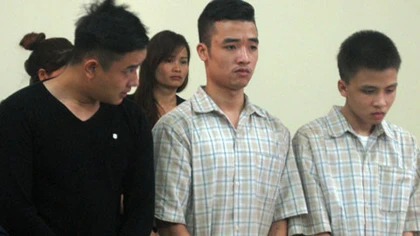 Đưa bạn gái 15 tuổi vào nhà nghỉ thay nhau cưỡng hiếp ảnh 1