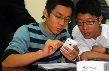 iPhone chính hãng đầu tiên tại Việt Nam đã có chủ ảnh 1