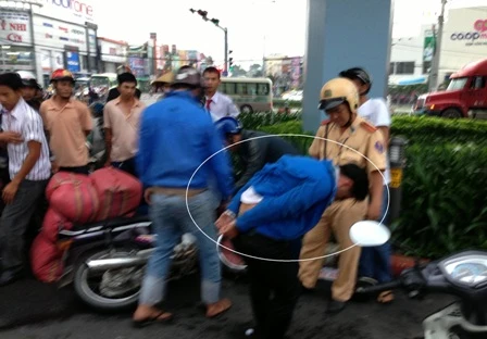 Bị công an truy đuổi, nghi phạm lao vào xe taxi ảnh 1