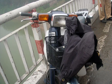 Cô gái trẻ nhảy cầu Chương Dương tự tử ảnh 1