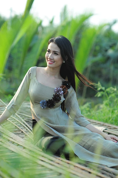 Phan Thị Mơ áo dài tung bay trên đồng cỏ ảnh 6