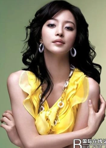 10. Han Ye Seul: Nữ diễn viên người Mỹ gốc Hàn có một đội quân fan đông đảo. Cô có vẻ ngoài hiện đại cá tính, thành công với bộ phim “Cơn bão mùa hè" và “Cặp đôi kỳ lạ”. 10. Han Ye Seul: Nữ diễn viên người Mỹ gốc Hàn có một đội quân fan đông đảo. Cô có vẻ ngoài hiện đại cá tính, thành công với bộ phim “Cơn bão mùa hè" và “Cặp đôi kỳ lạ”.