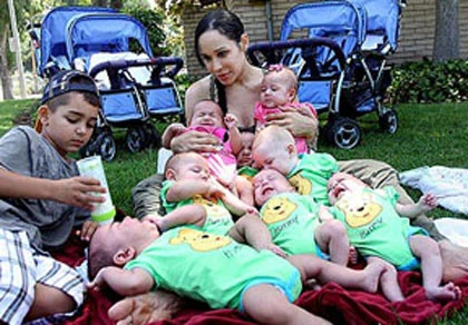 Ngập nợ, bà mẹ sinh 8 đồng ý đóng phim “nóng” ảnh 1