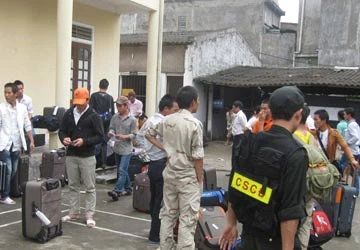 Cảnh sát cơ động hộ tống hàng trăm người lao động về quê ảnh 1 Cảnh sát cơ động hộ tống hàng trăm người lao động về quê ảnh 1