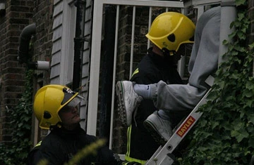 Tên trộm bị treo 6 giờ ngoài cửa sổ ảnh 2