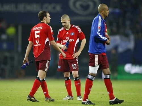 Nỗi buồn của các cầu thủ Hamburg - Ảnh: Reuters Nỗi buồn của các cầu thủ Hamburg - Ảnh: Reuters