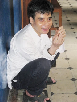 Bị cáo Cường giả điên tại phiên xử. Bị cáo Cường giả điên tại phiên xử.