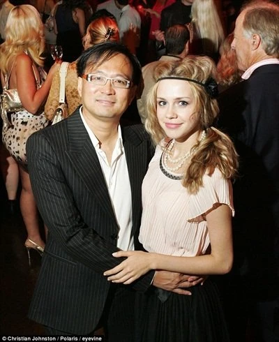 Đột nhập tiệc tìm bồ già của thiếu nữ mê tiền ảnh 1