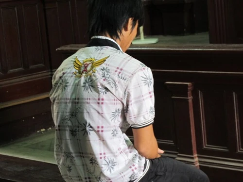 Thoát tội hiếp dâm nhờ giấy chứng sinh tẩy xóa ảnh 1