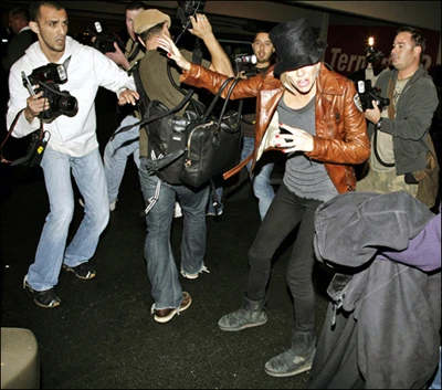 Sienna Miller bị các paparazzi vây kín