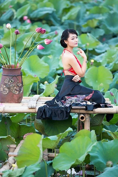 Biên tập viên Thu Hà khoe lưng trần áo yếm ảnh 4