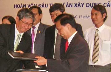 Lễ ký chuyển quyền thu phí xa lộ Hà Nội cho CII sáng qua (2-12).